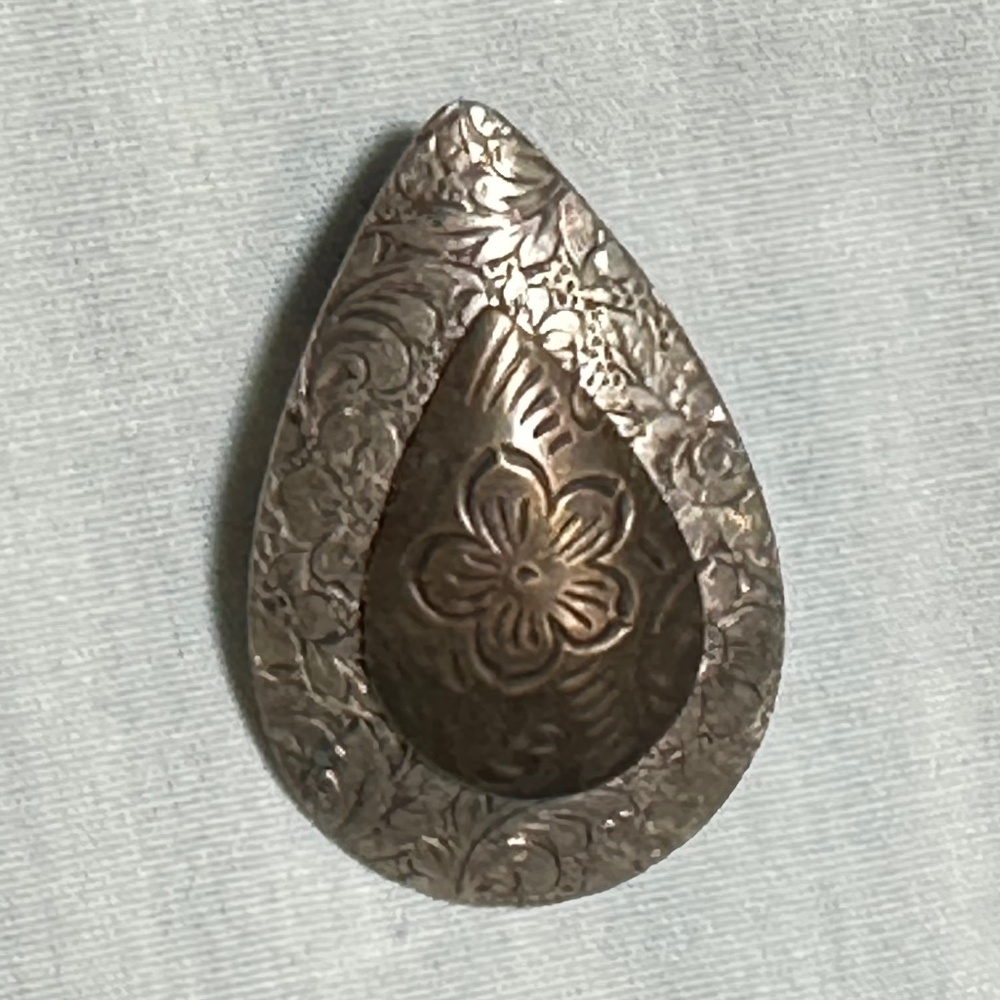 Two-tone teardrop post earrings with floral design. - Picture 6 of 10